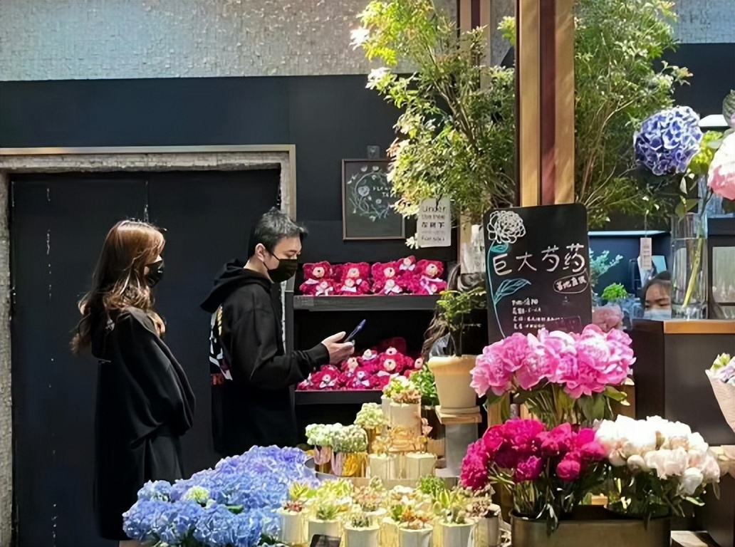 王思聪携四位女友高调逛街,王思聪新女友晒照大秀身材