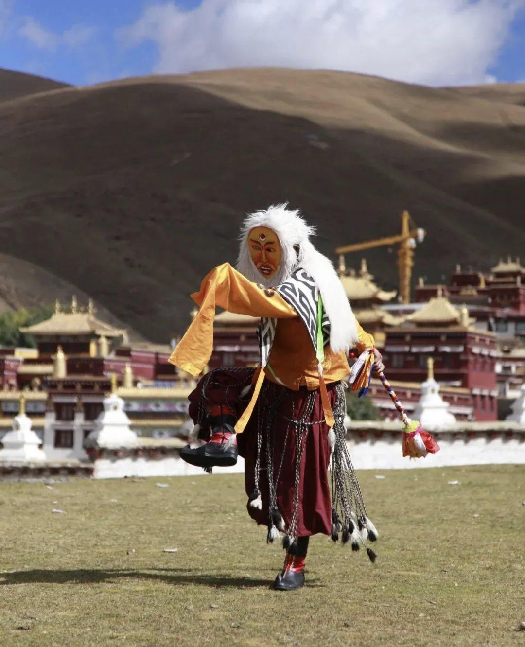 火出了圈,甘孜文旅局长化身侠客火出圈