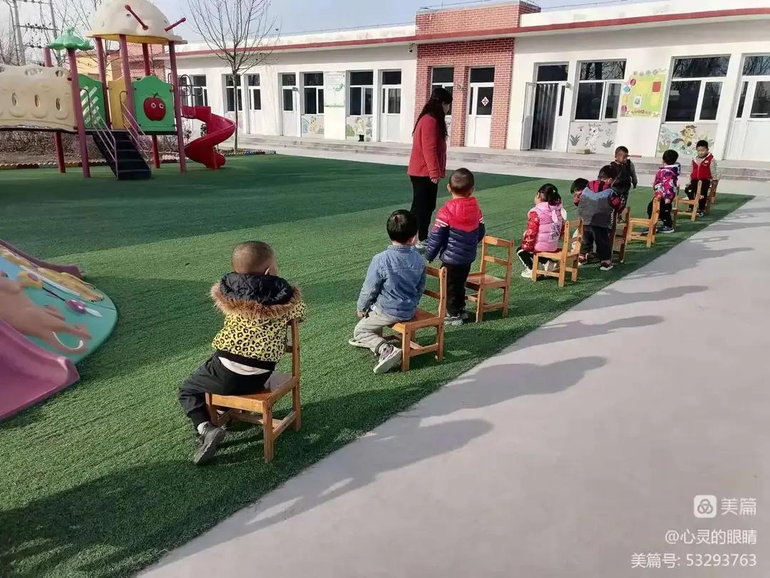 天宫寺镇西王各庄幼儿园《我和桌椅做游戏》主题活动