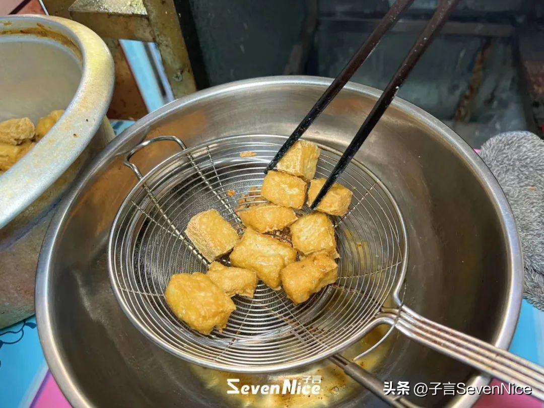南昌一家超小店铺的臭豆腐,南昌中山路臭豆腐