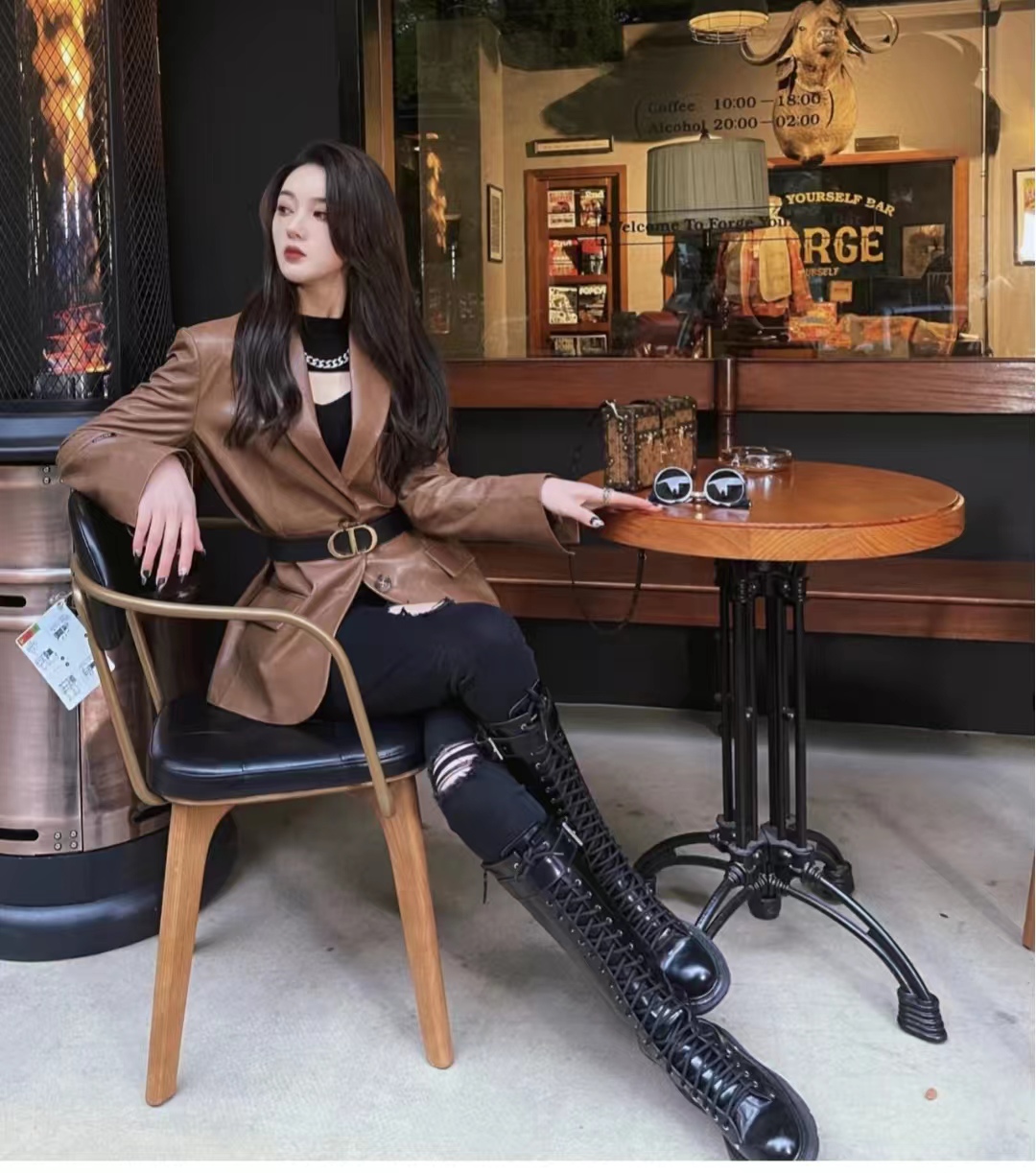 黑色机车皮衣搭配女秋冬,男士皮衣怎么搭配才显高级