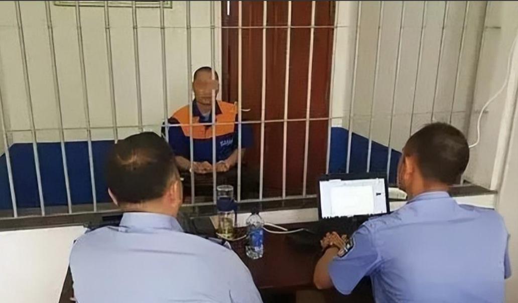 赤裸女子惨死菜地，*体下**被塞满杂草，警方靠一个米糠袋锁定真凶