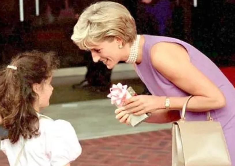 戴安娜的2个著名情人：一个用她挣钱为她自杀，一个陪她命丧黄泉