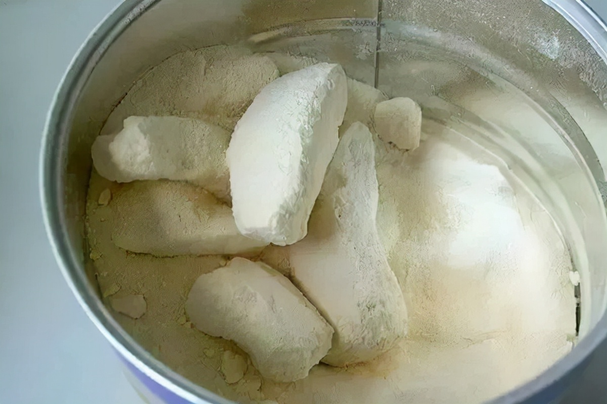 婴儿奶粉起泡沫正常吗,奶粉泡后挂壁结块原因