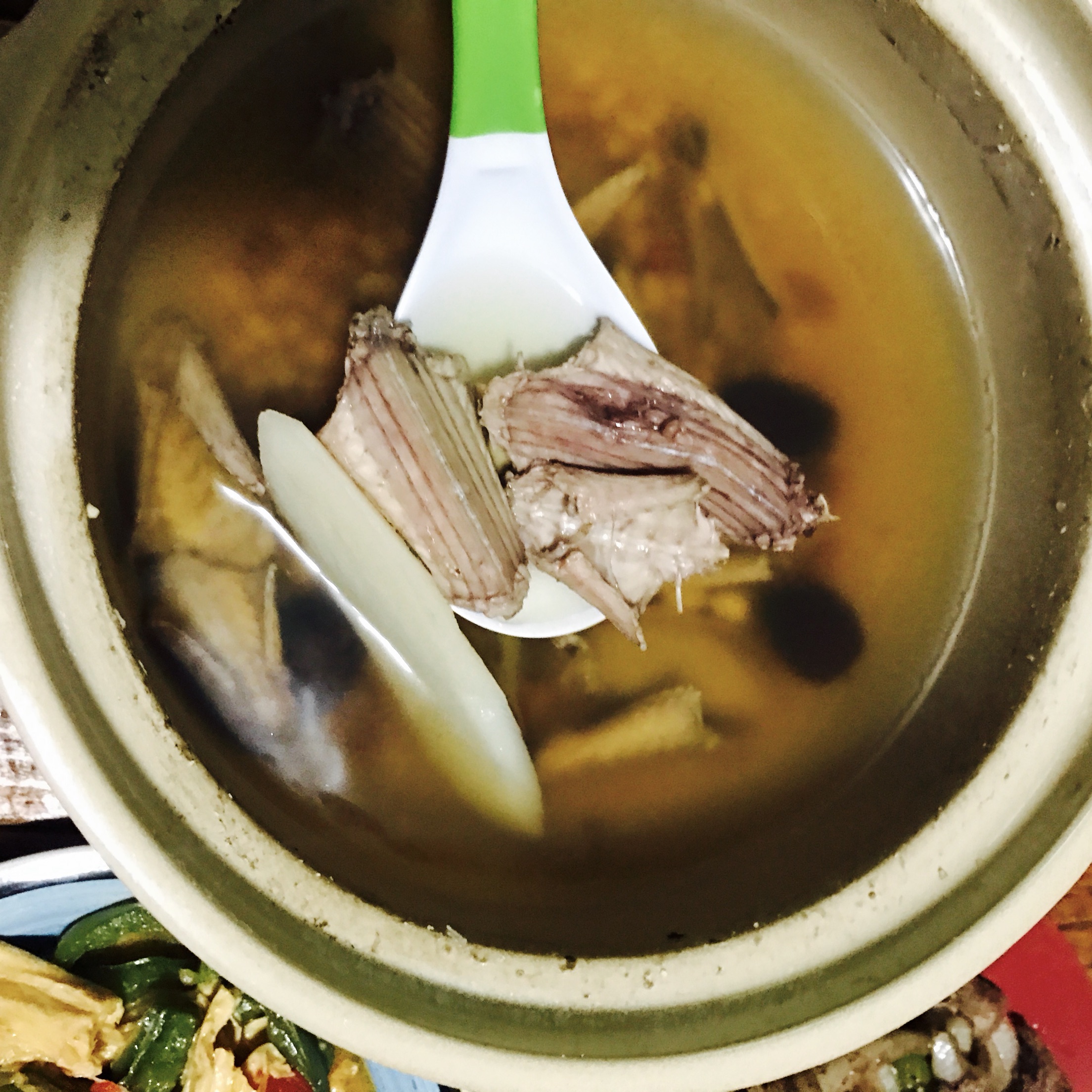 还敢随便杀蛇吗？被砍下的蛇头还能咬人，难道蛇死了还会*仇报**？