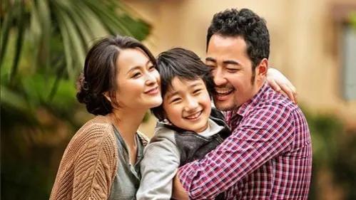 这样的渣男竟然对怀抱婴儿的女人大大动手