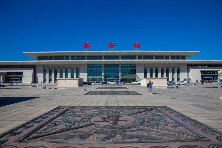 *安泰**女子每天坐高铁来往济南上下班，有人说折腾，有人觉得划算