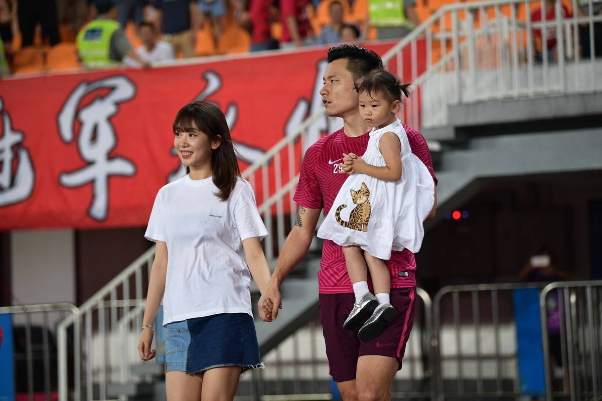 国足太太团斗艳美如画,国足太太团真实身材