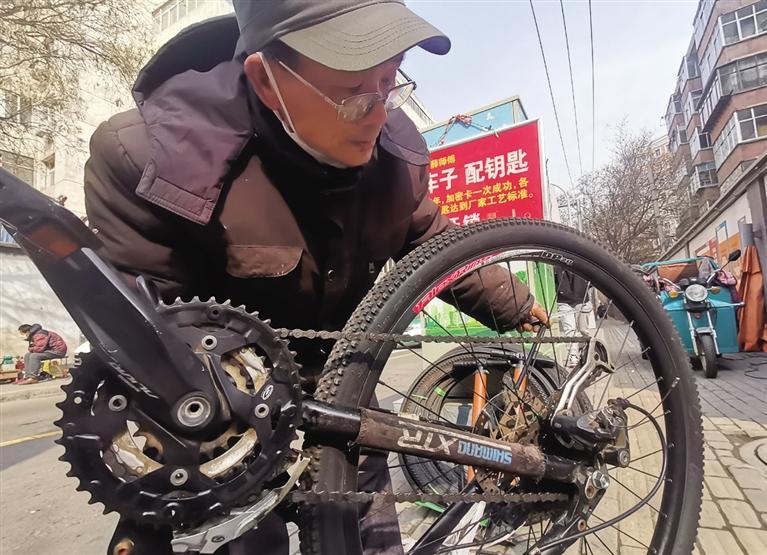 记者寻访兰州街头便民摊点：您家门口的“小修小补”还在吗？