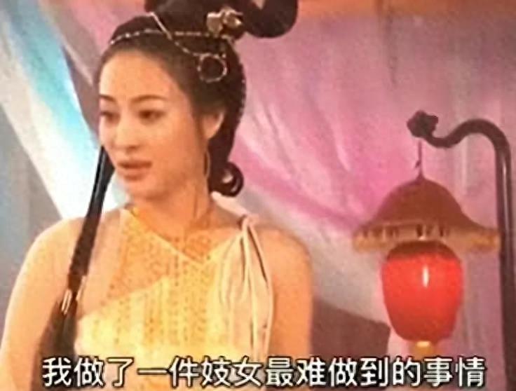 牛角胸罩，诱惑式舔刀尖，这些颠覆三观的镜头，看完让人一言难尽