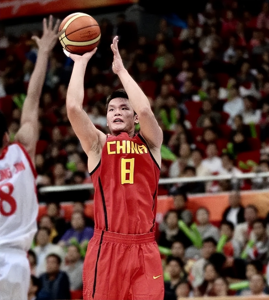 朱芳雨给老万颁发总冠军戒指,cba朱芳雨总决赛
