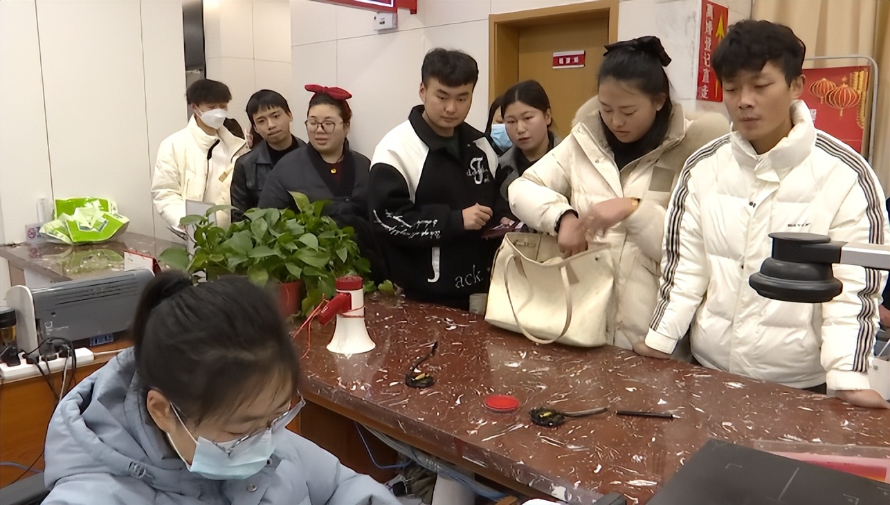 宾阳520婚姻登记处排长龙领证,百色婚姻登记处迎来领证小高峰