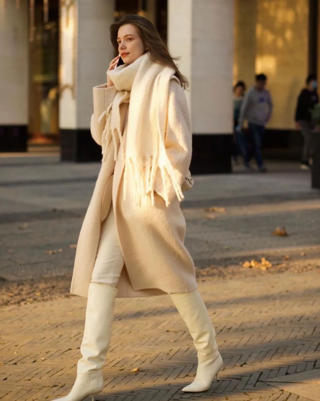 棕驼色大衣高级感穿搭,米驼棕大衣配什么颜色的内搭衬衫