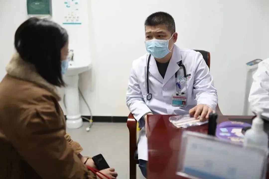 2月8、9日，重医儿院院长李秋率队到宜宾一医院开展免费诊疗活动