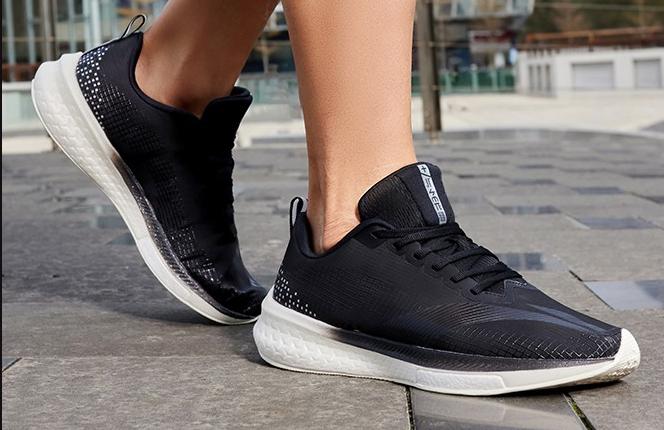 纯黑色跑鞋推荐前十名,入门级纯黑跑鞋推荐