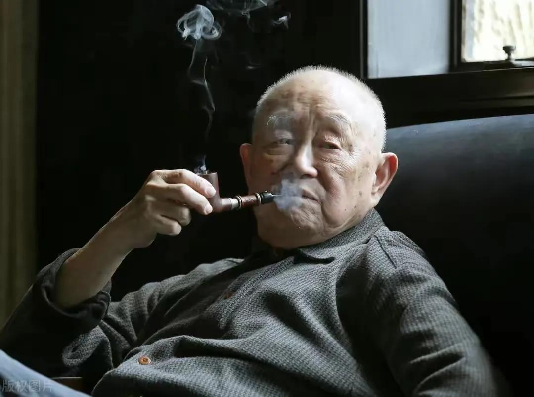 戴“绿帽”怎么办？黄老口吐青烟，回答两字。老人家：有个性。