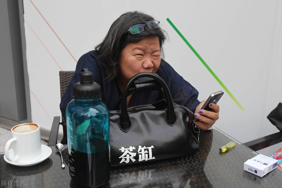 gay爱装man而异性恋鲜肉十分女性化