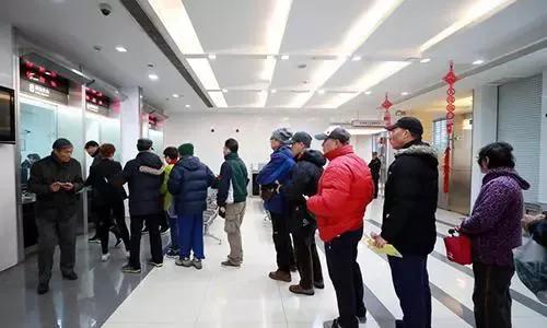 银行宁肯让客户排队也不多开窗口,银行客户排队不耐烦怎么解决