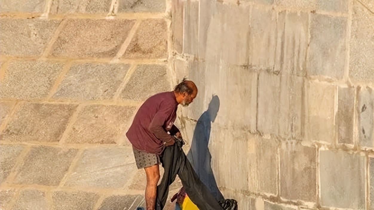 装卸货的时候，司机从不帮忙，我把搬运工给撤了，让司机一个人做