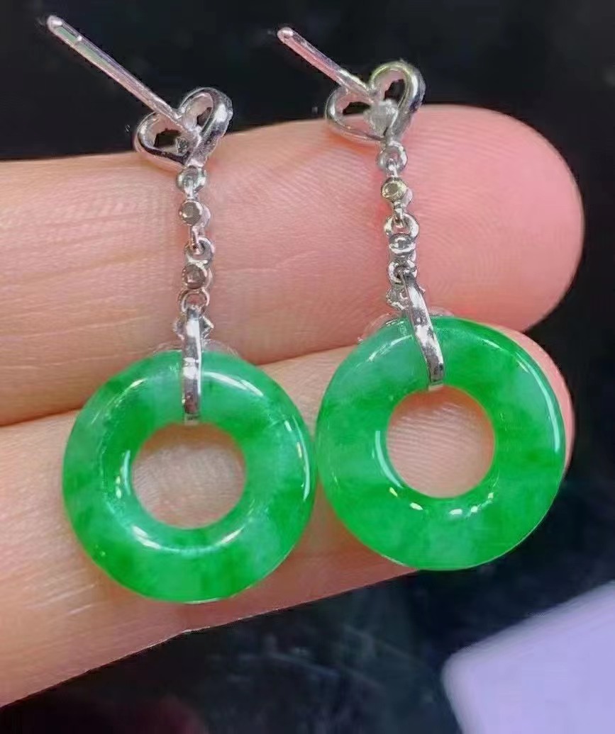 疼也要打耳洞，美丽也要看得