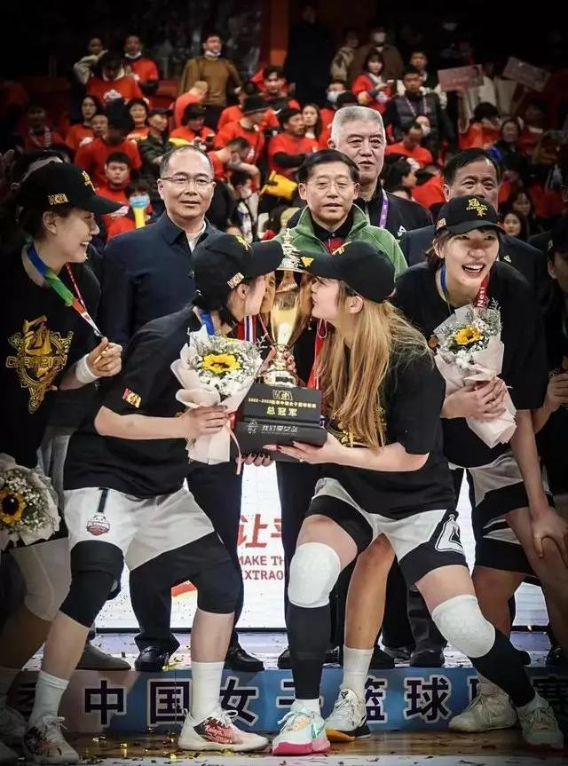 乱套了！李梦被曝当小三，染指队内已婚男士，这次体育圈“晃”了