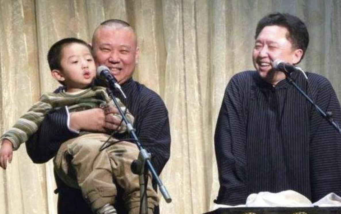 于谦和他的师傅同台谈论郭德纲,于谦假笑男孩
