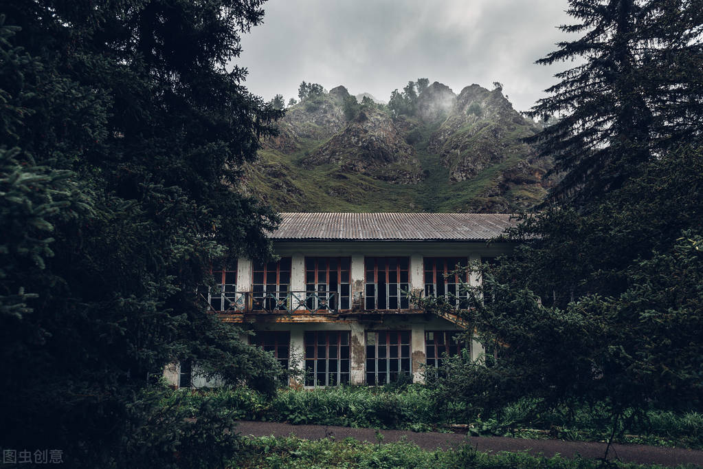 故事：入住一庄园夜晚不能出门，我无意闯进的藏书室揭开背后秘密