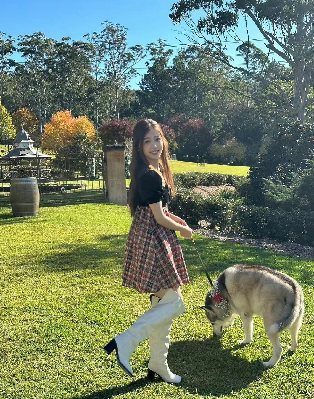 虞书欣同款连衣裙是什么品牌,虞书欣挑染银发黑色连衣裙