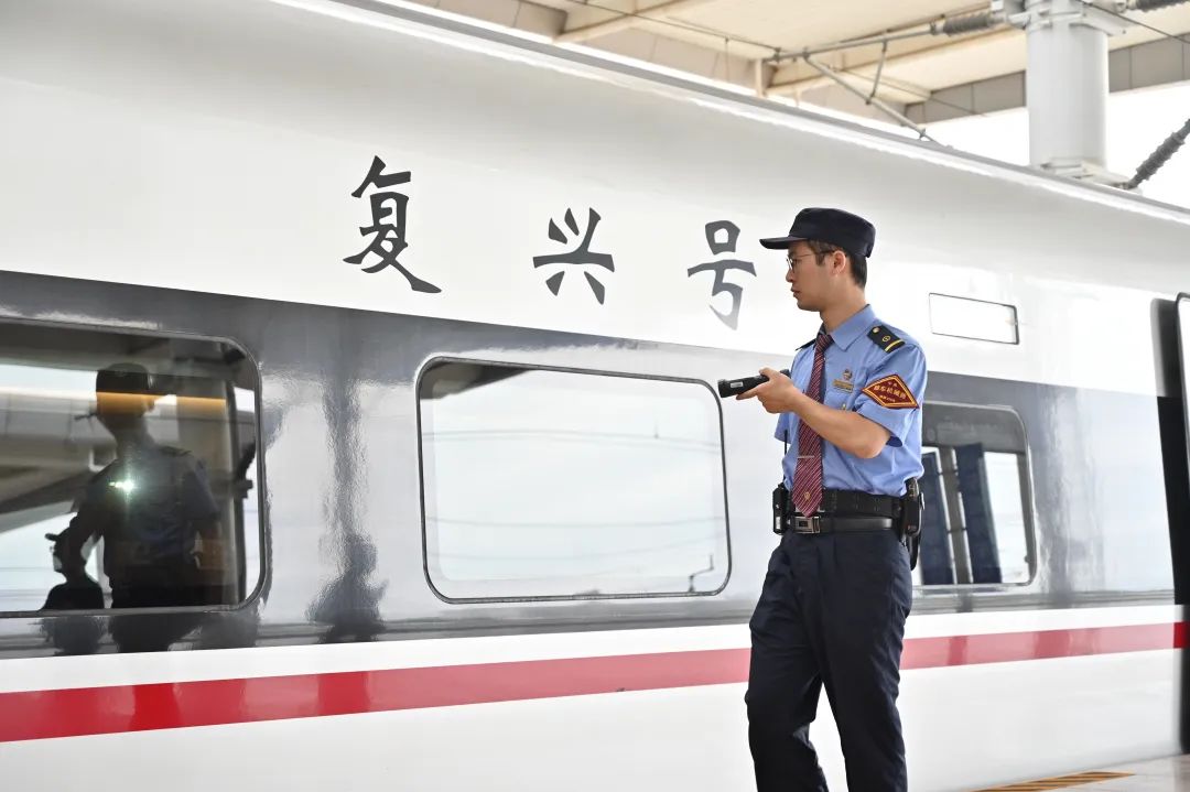 南宁到贵阳车票太难买,南宁东到贵阳多少钱