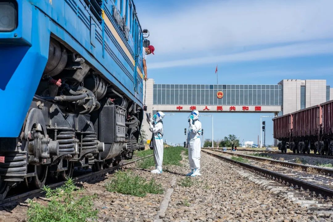 移民管理警察值守边境一线,移民管理警察雨中为群众撑伞