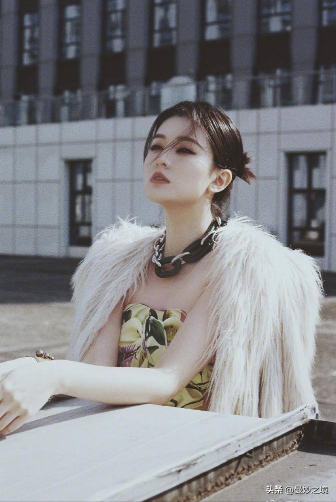 乔欣街头皮衣回眸夜晚半身照,乔欣抹胸白礼服女神气质高清写真