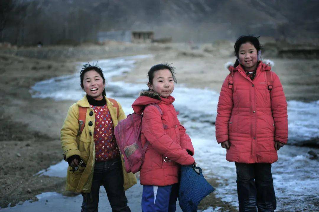 “穷人不配生小孩！”北京女大学生语出惊人，揭开农村儿童遮羞布