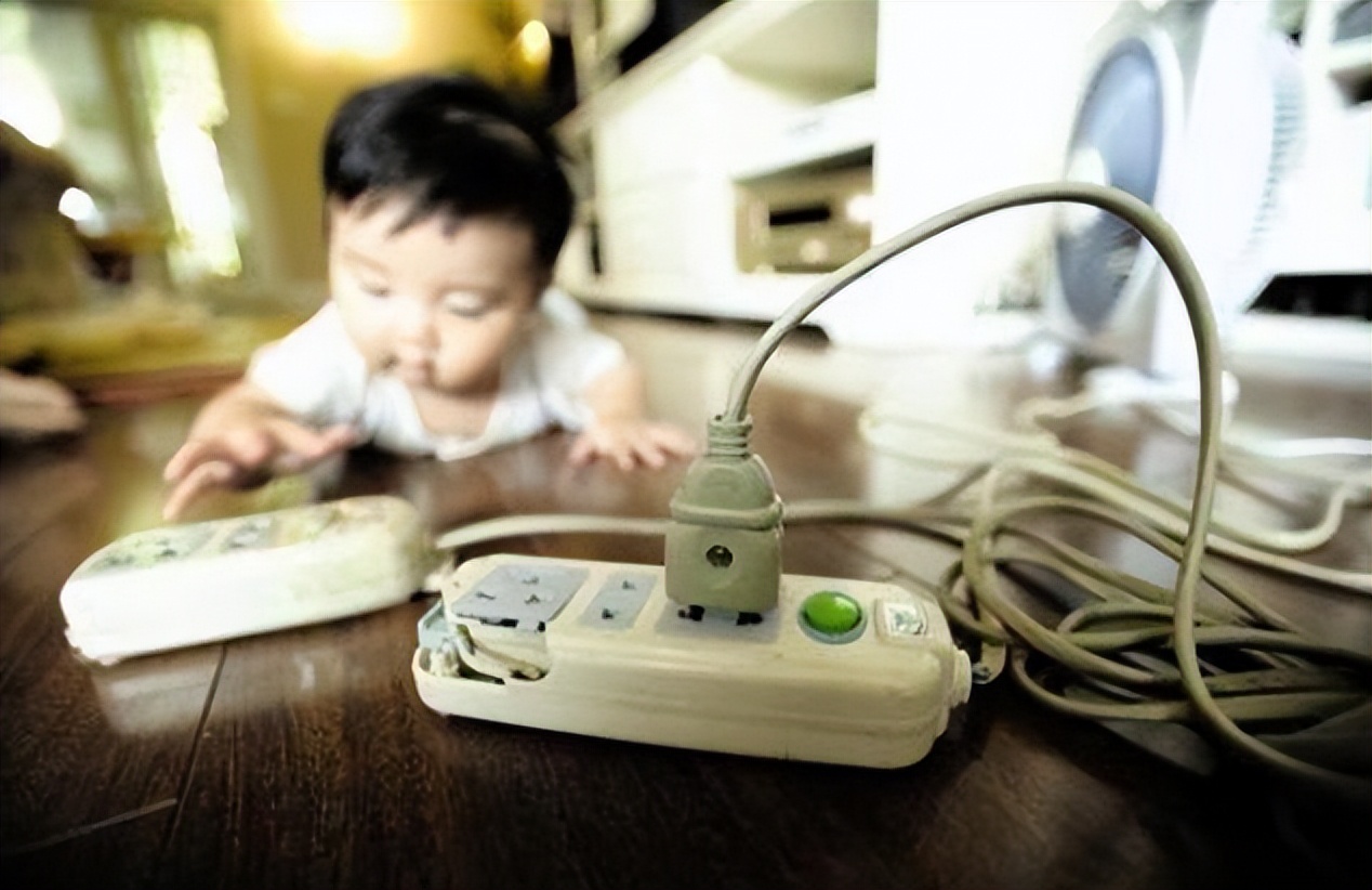 重庆小女孩筷子放入插座,四岁小女孩将手放进插座里