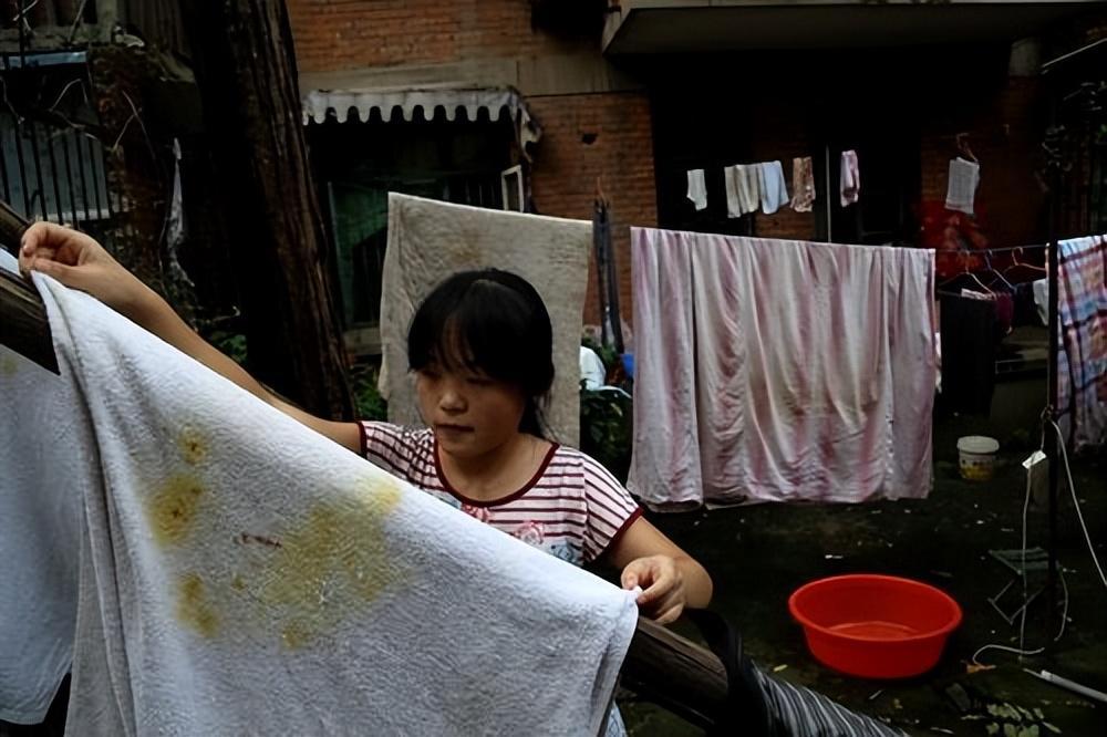 15年安徽女孩街头扮牛,女孩街头扮牛背后的故事