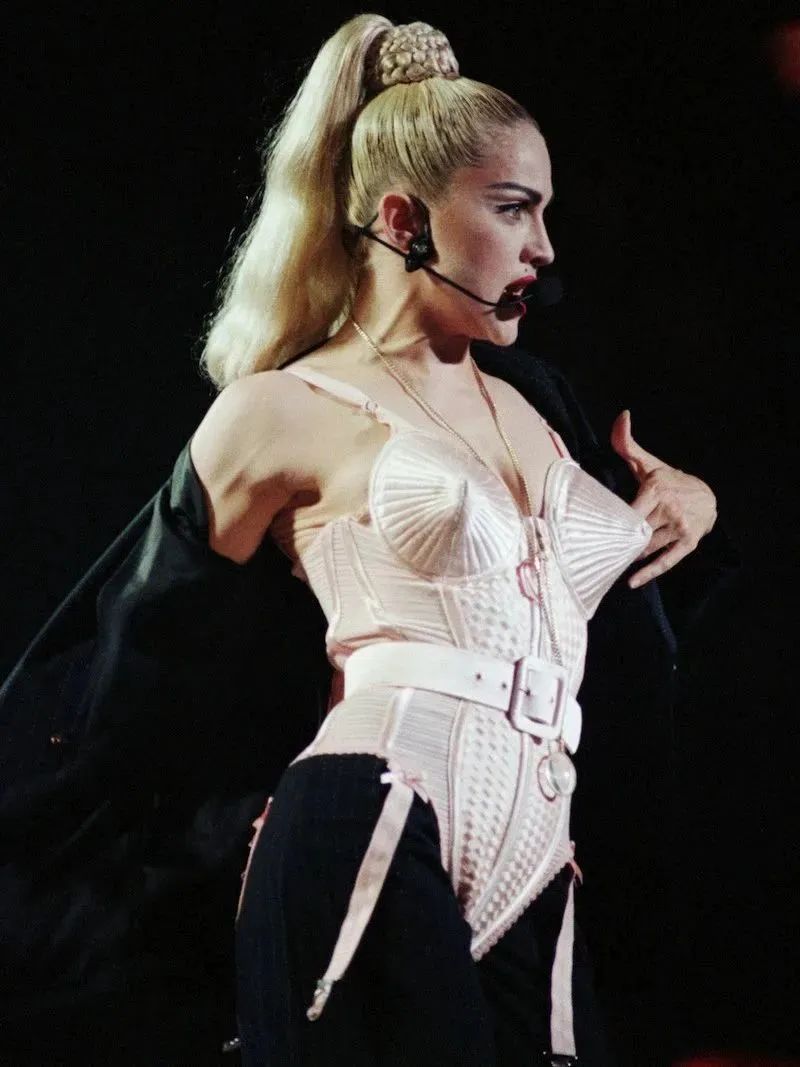 让我们从“茜茜公主”开始，聊聊内衣这件事儿