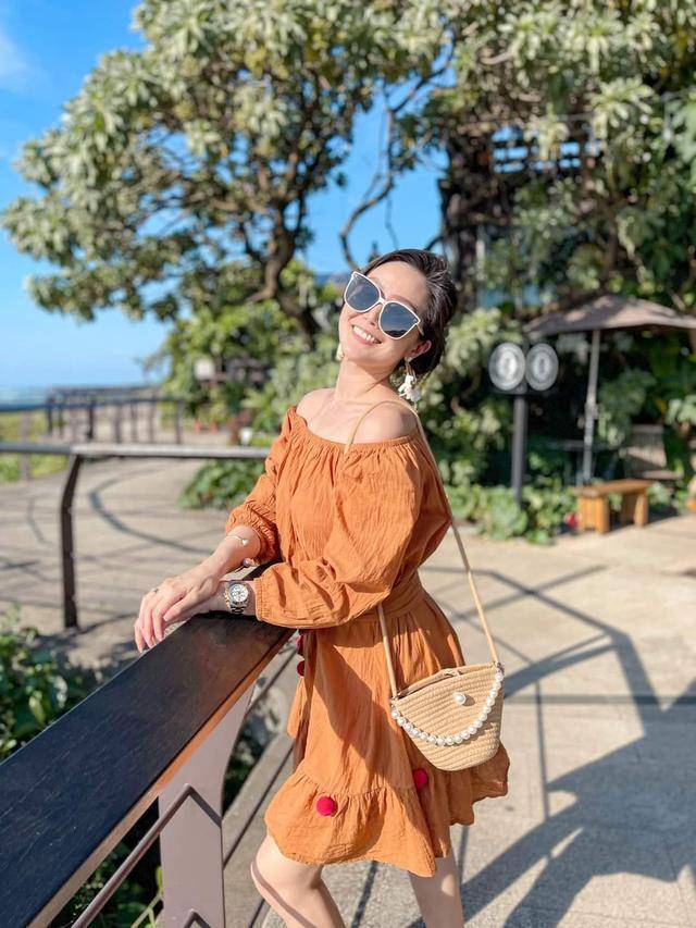 40岁女人半身小黑裙的搭配,春秋裙40岁女人有气质的穿搭