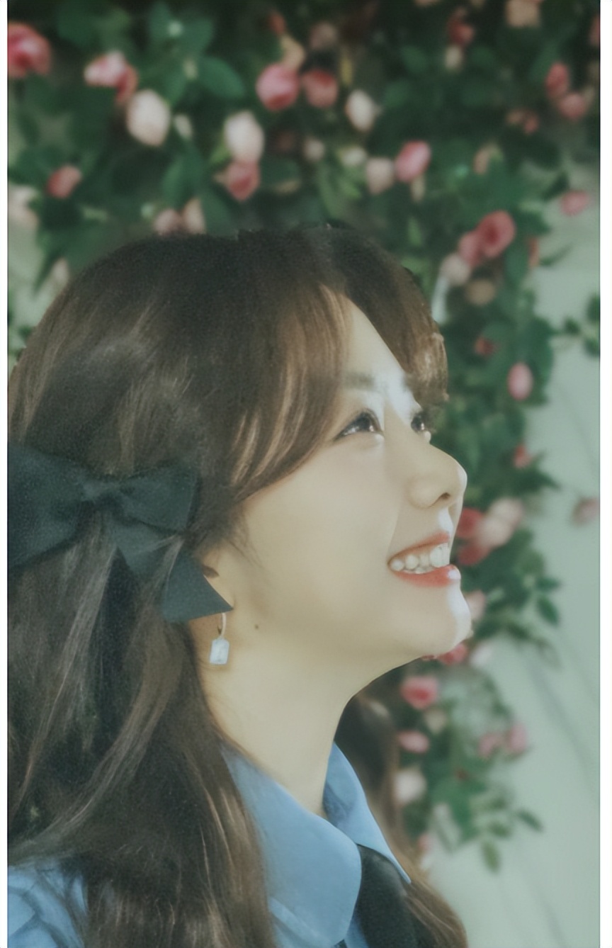 谭松韵西装革履花领带,领带换装谭松韵