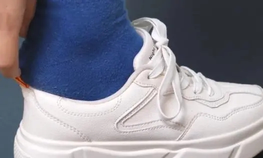 球鞋后跟有白色的小点点,球鞋尾巴的作用