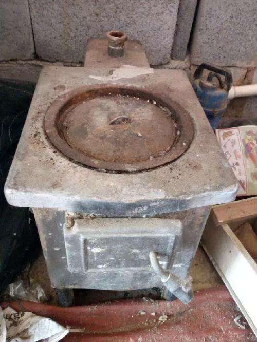 梦见老家旧房子内炉子在生火,梦见我老家的屋里屋外发的煤炭火