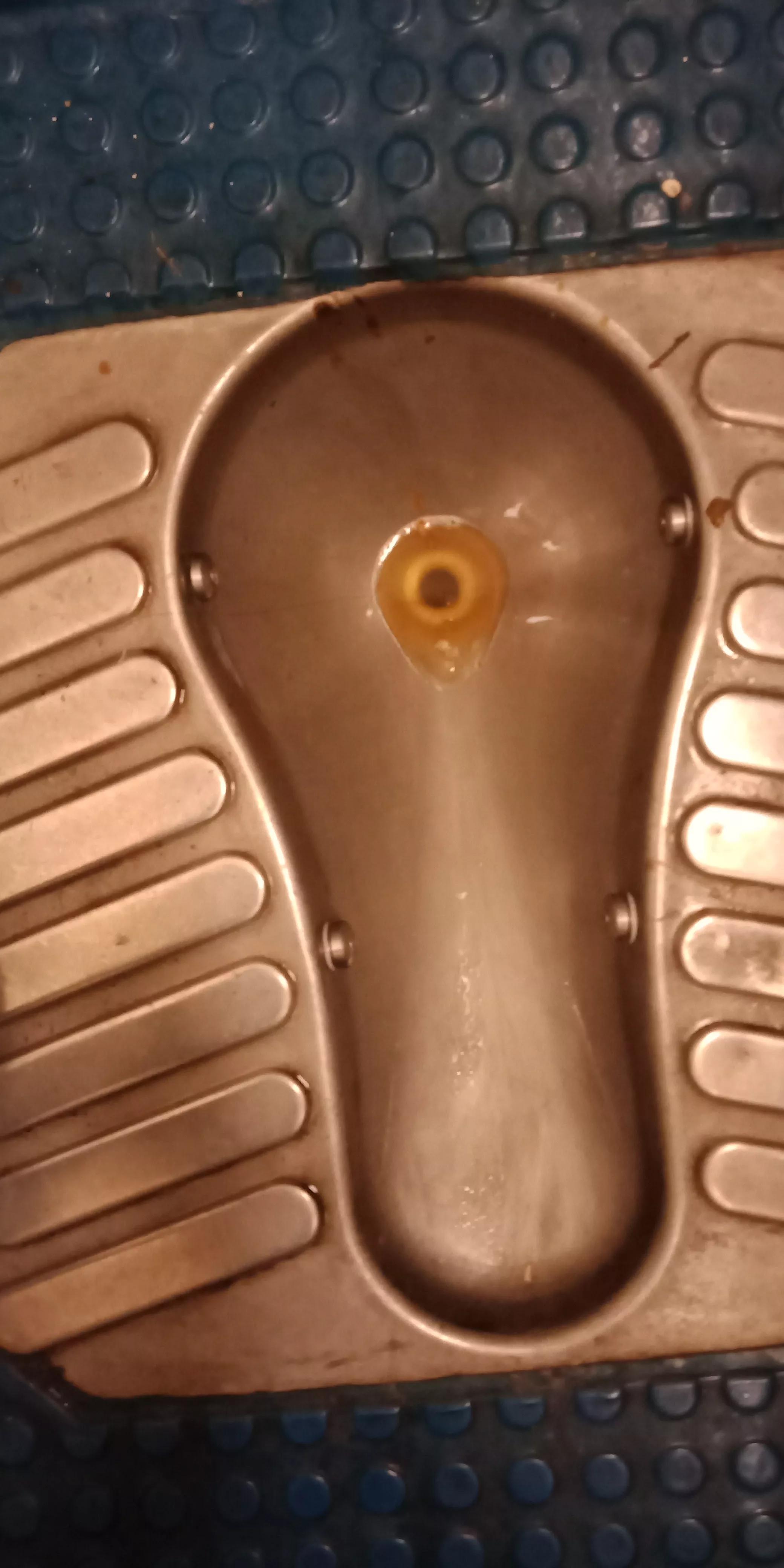 为什么火车厕所便盆洞很小,火车厕所马桶怎么是小的呢