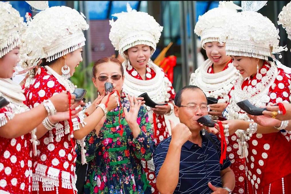 贵州千户苗寨高山流水敬酒方式,贵州的高山流水敬酒视频