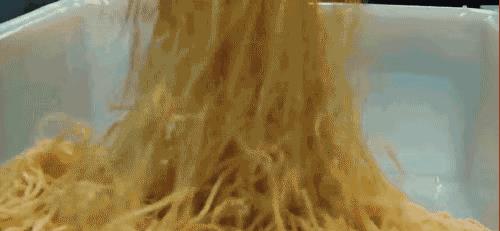 「美食城探秘」：朱一龙新片背后的隐藏美食！