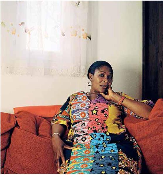 在法国打工的非洲妇女：探亲送礼难