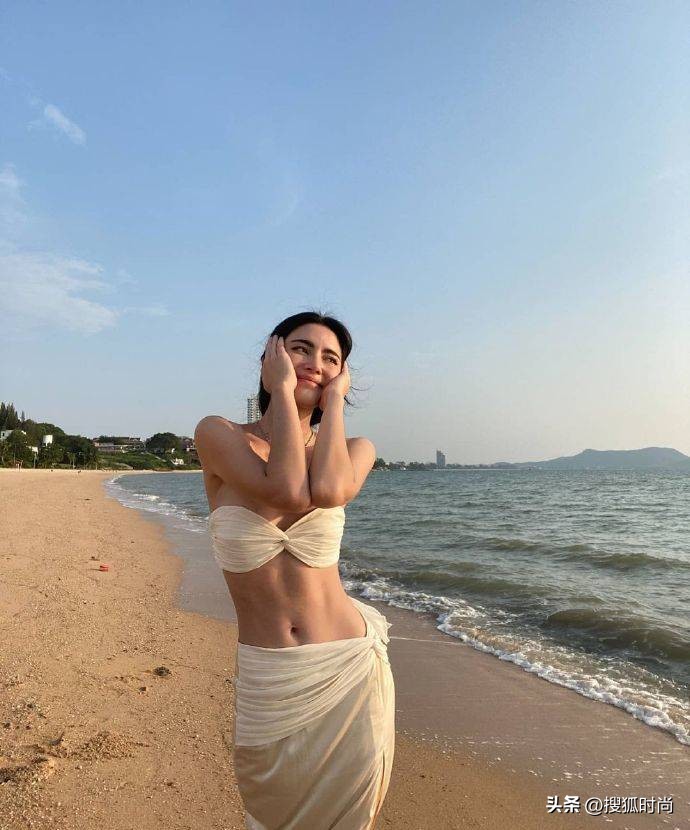 女星比基尼照大曝光，穿这样去游泳真让人移不开目光！