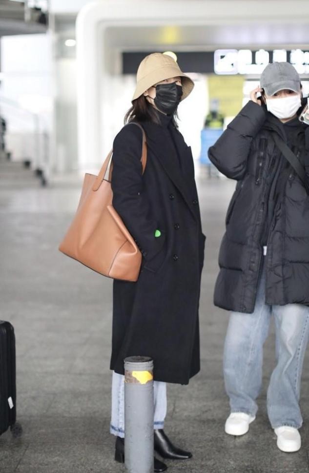 高圆圆穿上大衣有知性女人味了,高圆圆迪奥slay渔夫帽