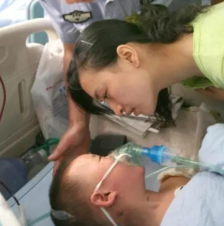 汶川地震中的3岁敬礼娃娃,汶川地震敬礼娃娃完整视频