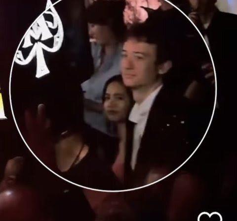 Lisa自晒“疯马秀”演出照，K线图前舞动，后台咧红唇跟继父同框