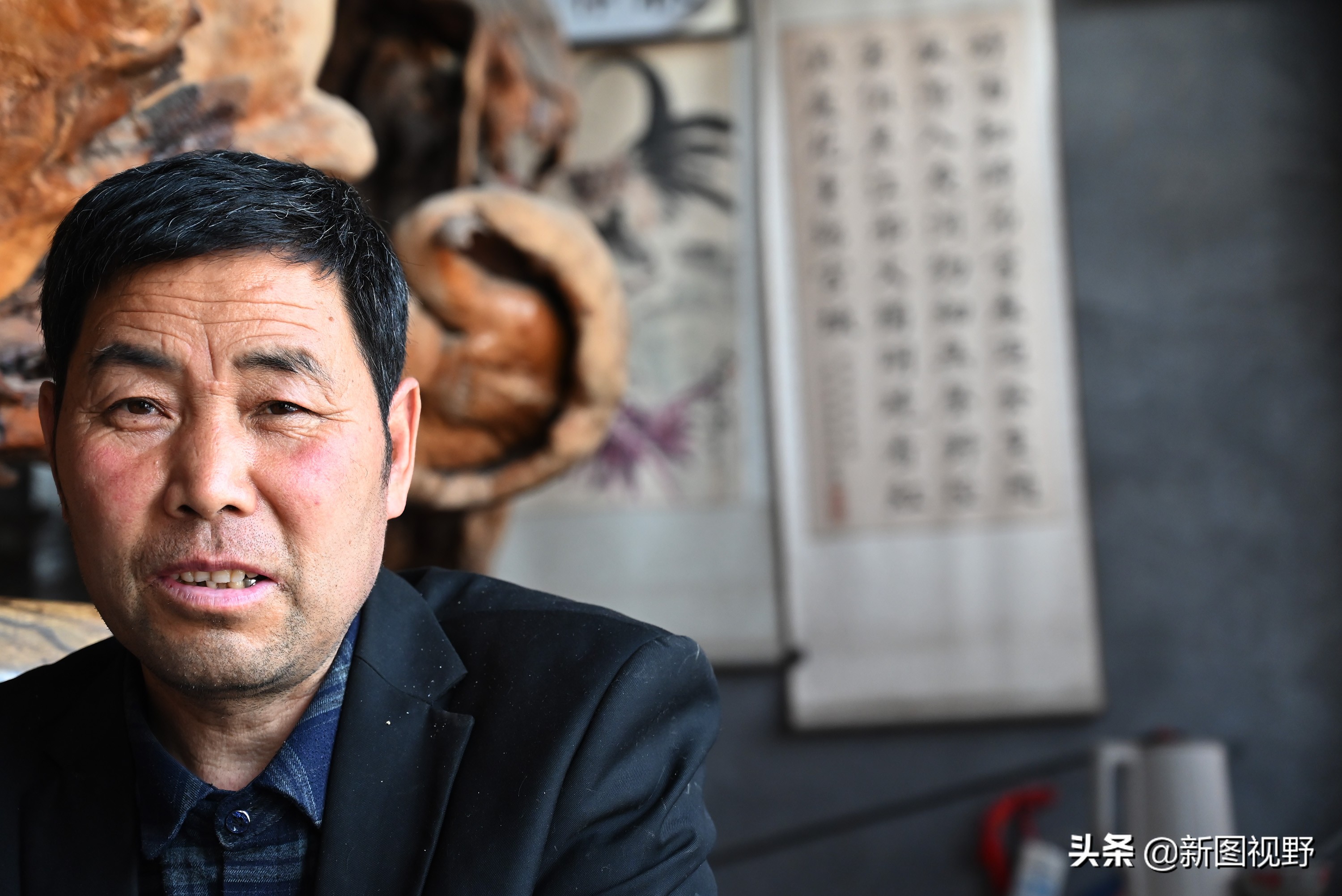 54岁农村大哥，把枯木当宝贝，13年来只收不卖，看他做啥生意