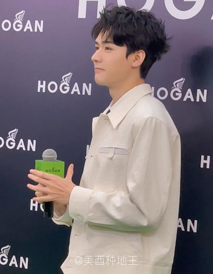 男明星最常见的一个动作,男明星性格素质