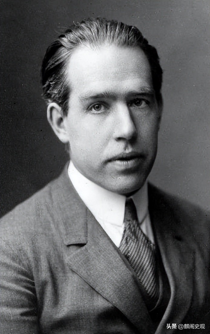 量子力学奠基人玻尔的历史地位,物理大神玻尔和爱因斯坦